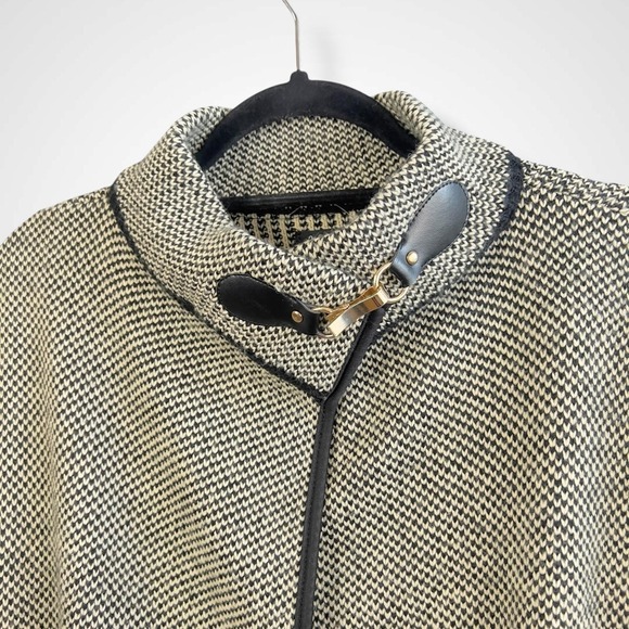 Do everything in Love Poncho Womens One Size Black White Knit Toggle Cape Collar - Picture 6 of 11